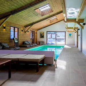 grand-chalet-convivial-avec-sa-piscine-interieure.hotels-rhonealpes.com/